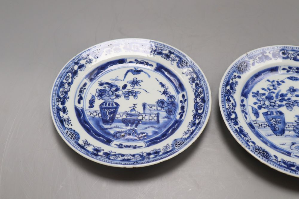 A pair of Chinese Kangxi export blue and white dishes, diameter 16.5cm